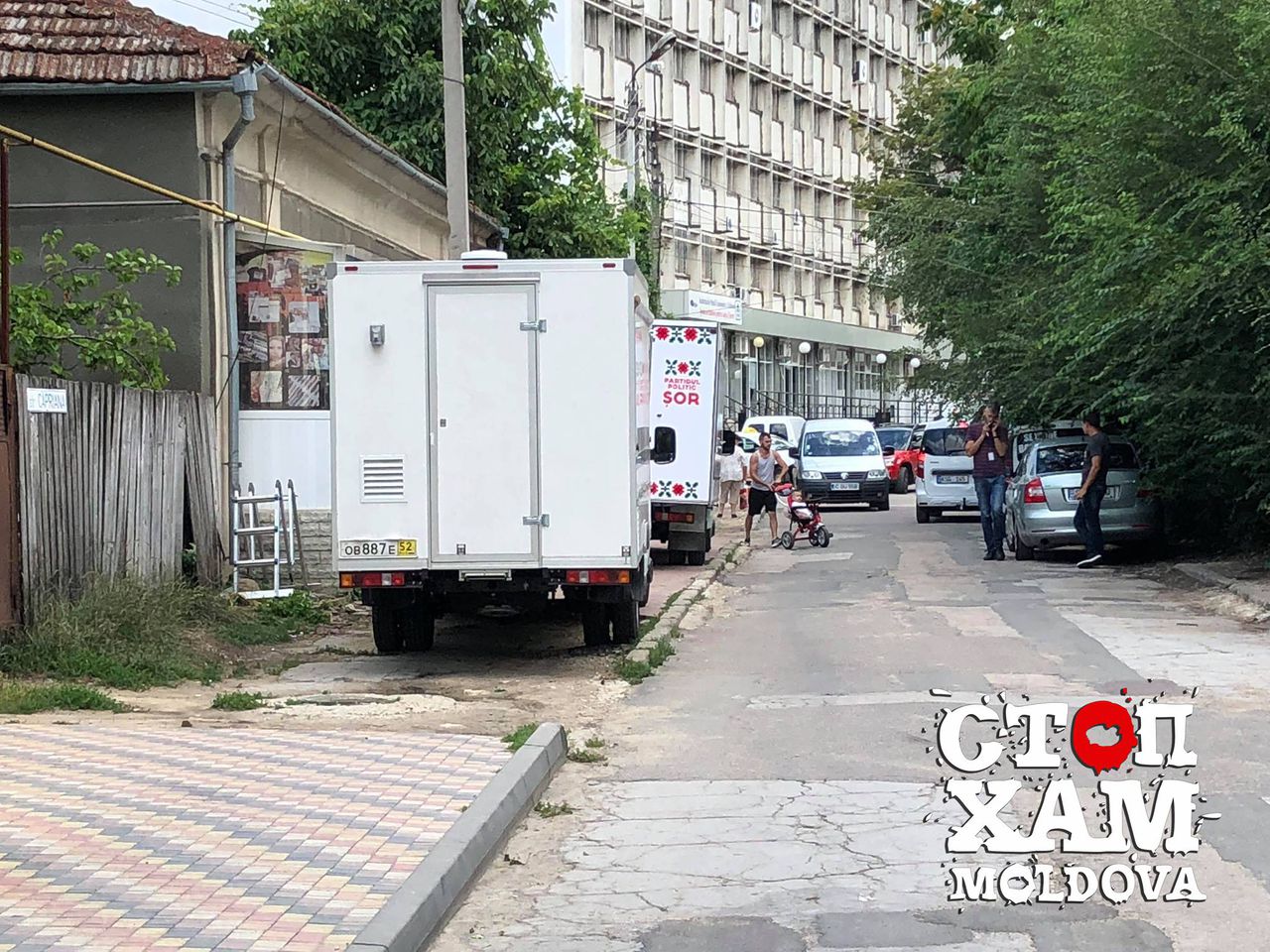 Машину доставки соцмагазинов Шора застали за парковкой на тротуаре