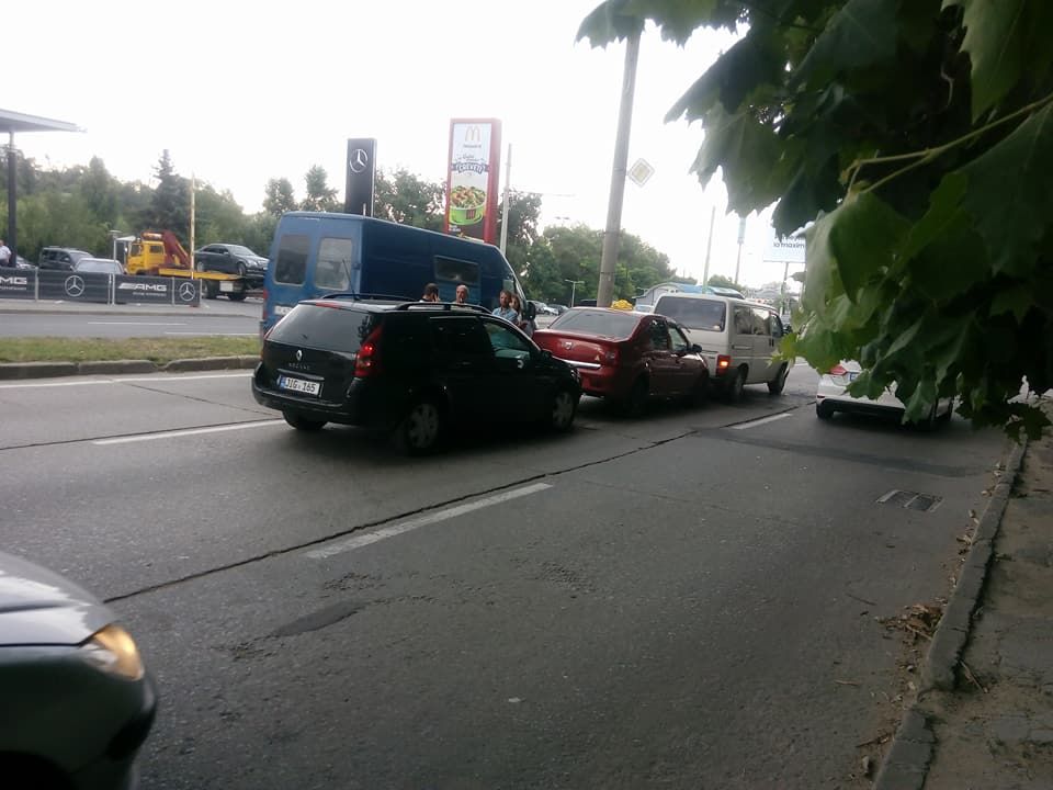 Цепное ДТП спровоцировало пробку на столичной улице Каля Орхеюлуй