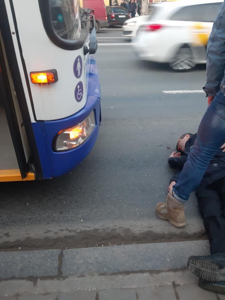 Пьяный мужчина едва не угодил под троллейбус в центре Кишинева