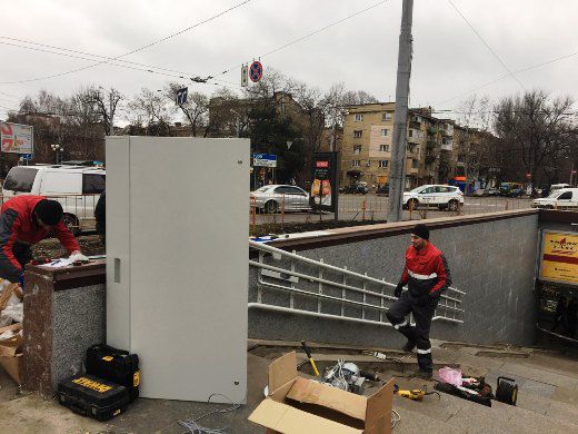 В одесских подземных переходах устанавливают электроподъемники для инвалидов и мам с колясками
