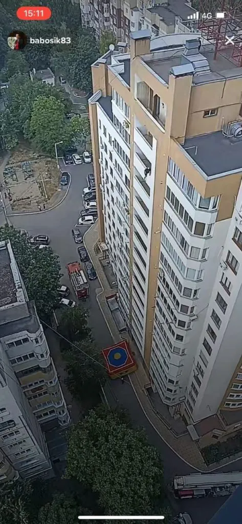 В Кишиневе молодой мужчина угрожал прыгнуть с 13-го этажа