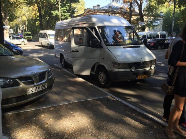 В Кишиневе маршрутка столкнулась с автомобилем: один человек госпитализирован