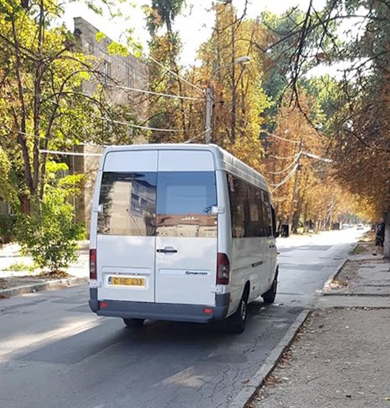 Водитель маршрутки общался по видеочату во время движения