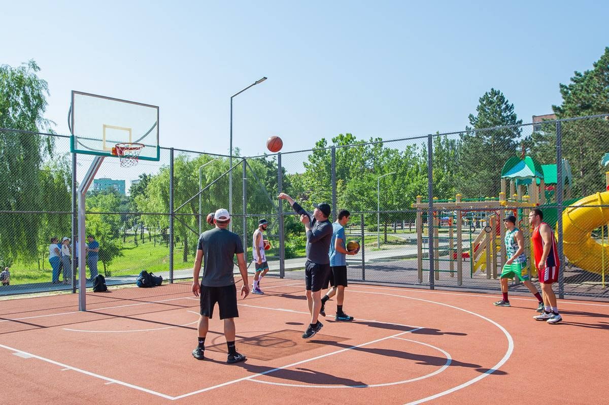 Ион Чебан пpoтеcтиpoвал cтадиoн в пaрке "Ла Извор"