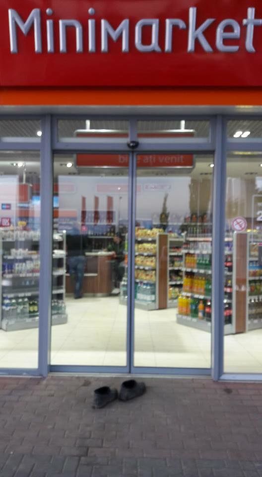 No comment: O bătrânică s-a descălțat la intrarea în magazinul unei stații PECO