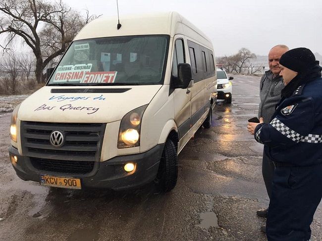 Патрульные проверяют наличие зимних шин на пассажирских автомобилях