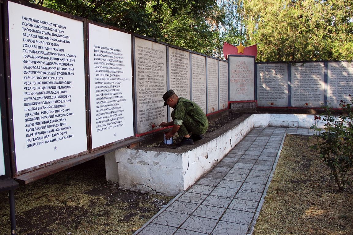 Казаки-пограничники облагородили Мемориал Славы на Ближнем Хуторе