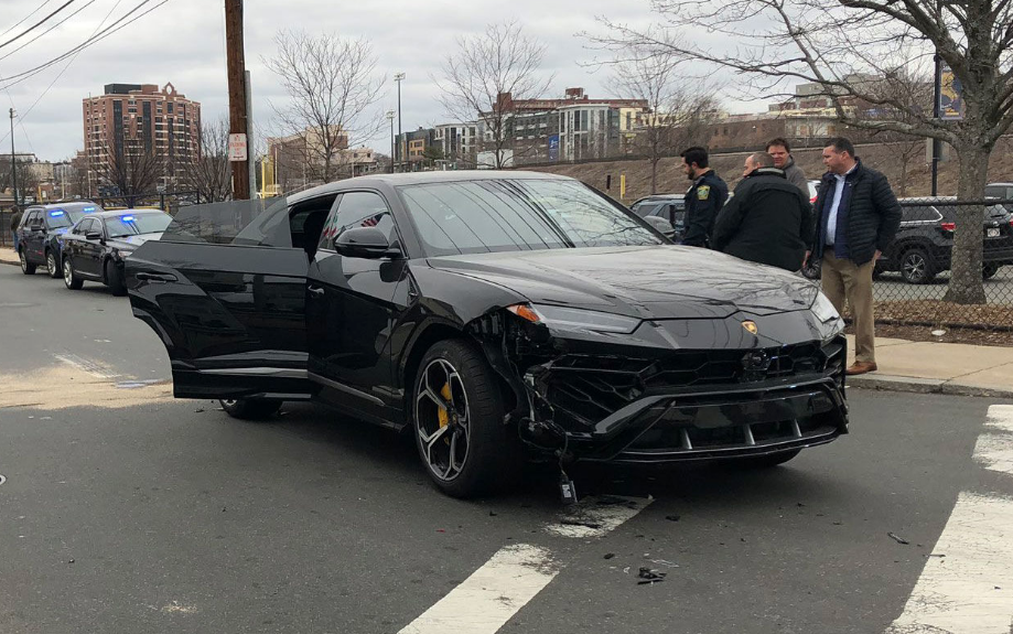Дети украли два Lamborghini Urus у дилера и разбили их друг о друга