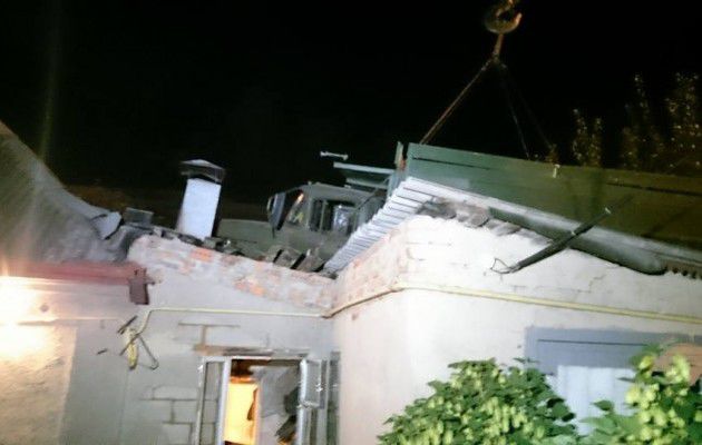 В Харькове грузовик приземлился на крыше дома