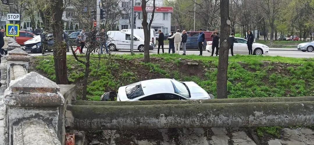 В столице произошло ДТП: автомобиль "слетел" с дороги