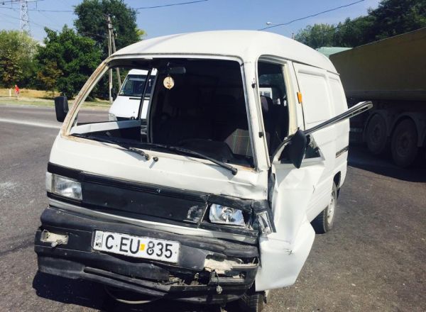 Accident in sectorul Ciocana al capitalei: doua autovehicule s-au ciocnit frontal. In zona s-a format ambuteiaj
