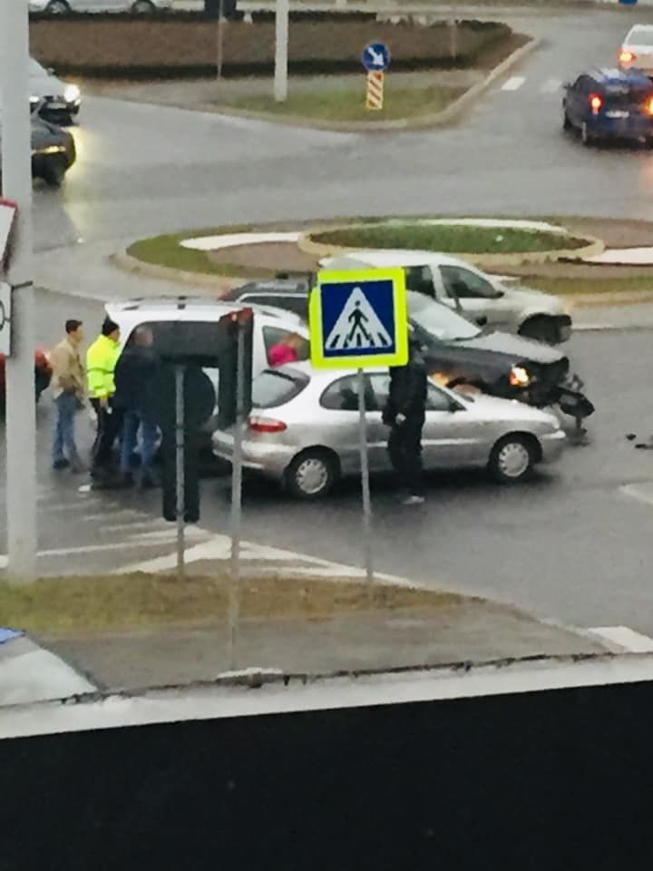 На улице Алеку Руссо столкнулись три автомобиля