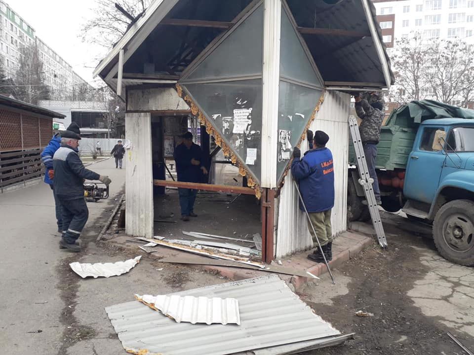 Власти демонтировали еще один торговый павильон на остановке