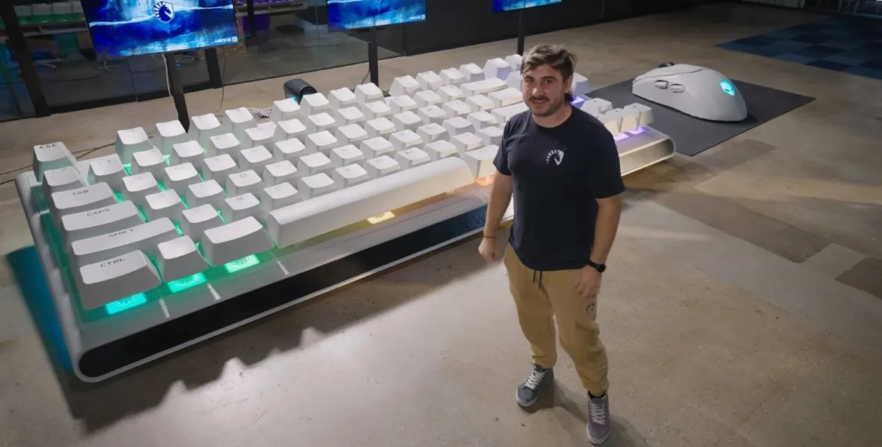 Alienware создала самые большие в мире клавиатуру и мышь