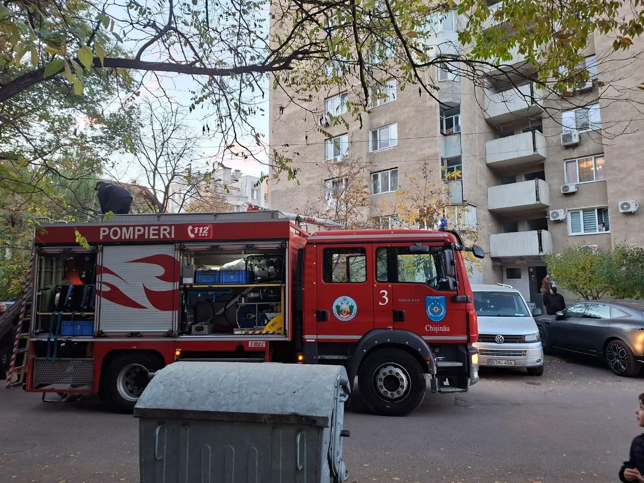 Explozie într-un apartament din Capitală: Mai multe persoane au fost rănite