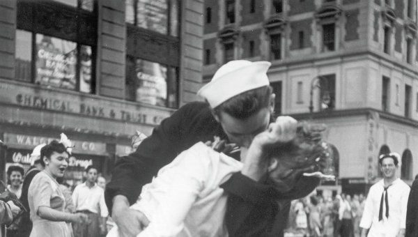 Героиня знаменитого снимка "Поцелуй" скончалась на 93-м году жизни