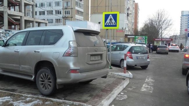 Пешеходы жалуются на водителей, которые паркуются где хотят