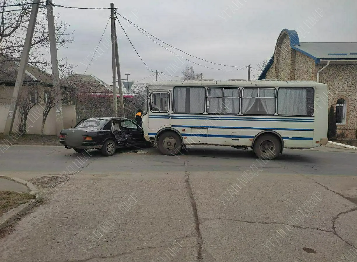 В Рыбнице школьный автобус столкнулся с легковушкой