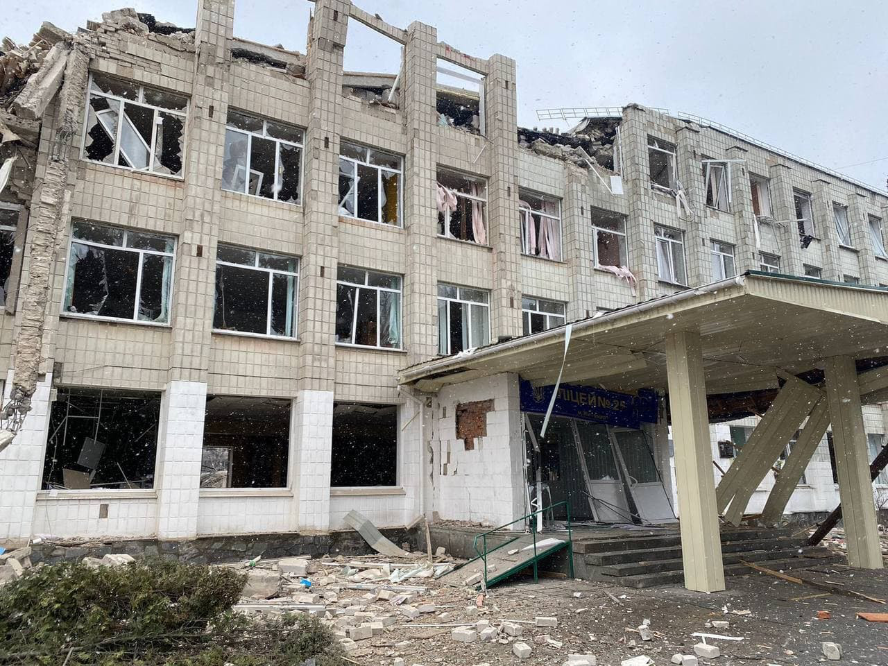 В результате мощного удара по Житомиру была разрушена школа