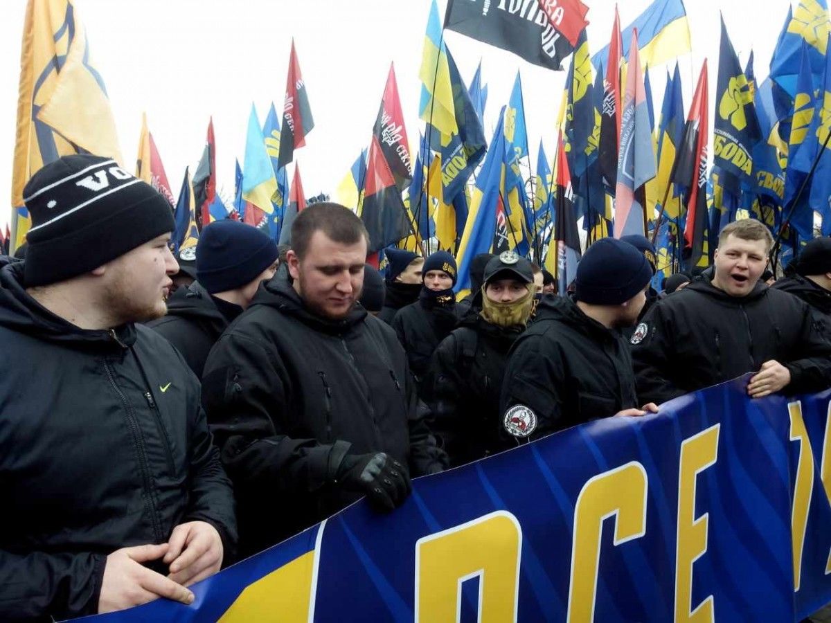 Активисты "Азова" принесли к администрации Порошенко конфеты и билет до Липецка
