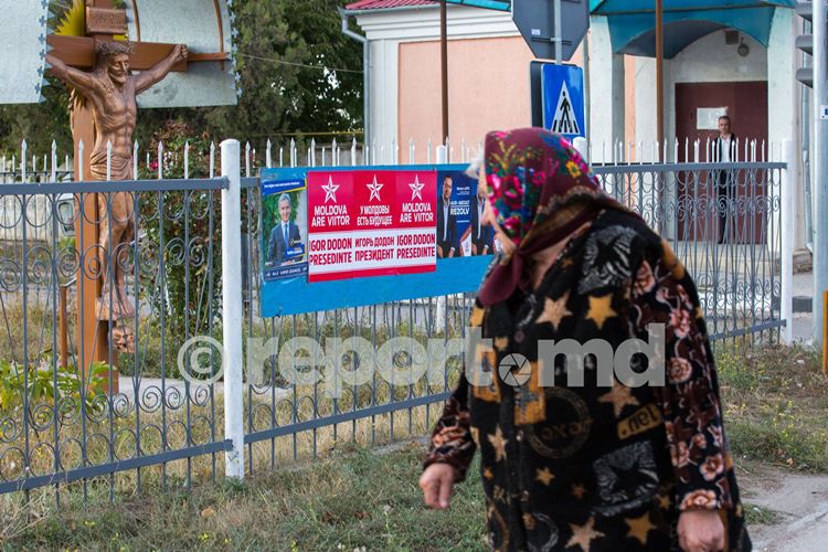 Morţii ca miză electorală: Afişe cu Lupu, Dodon şi Leancă, pe gardul unui cimitir din Ungheni