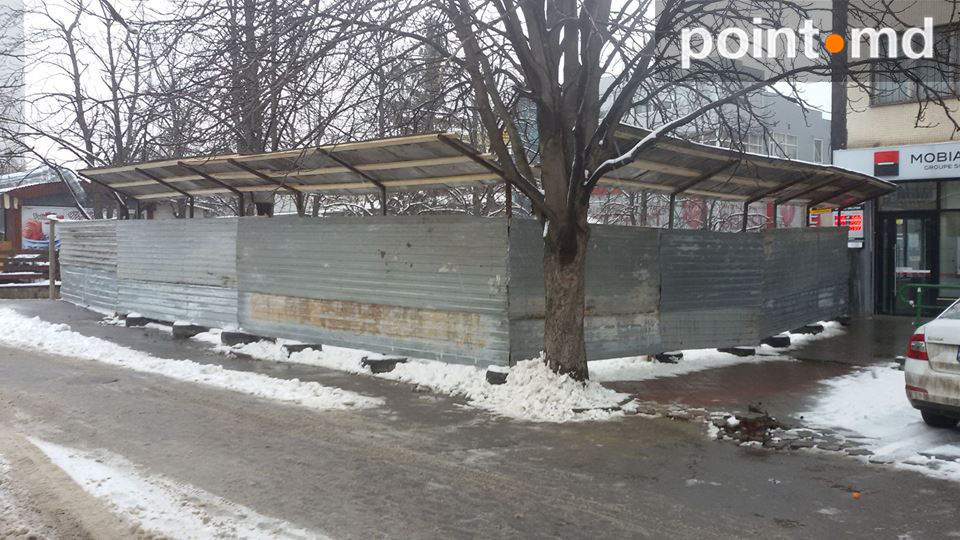 У жилого дома на Рышкановке началось строительство коммерческой пристройки