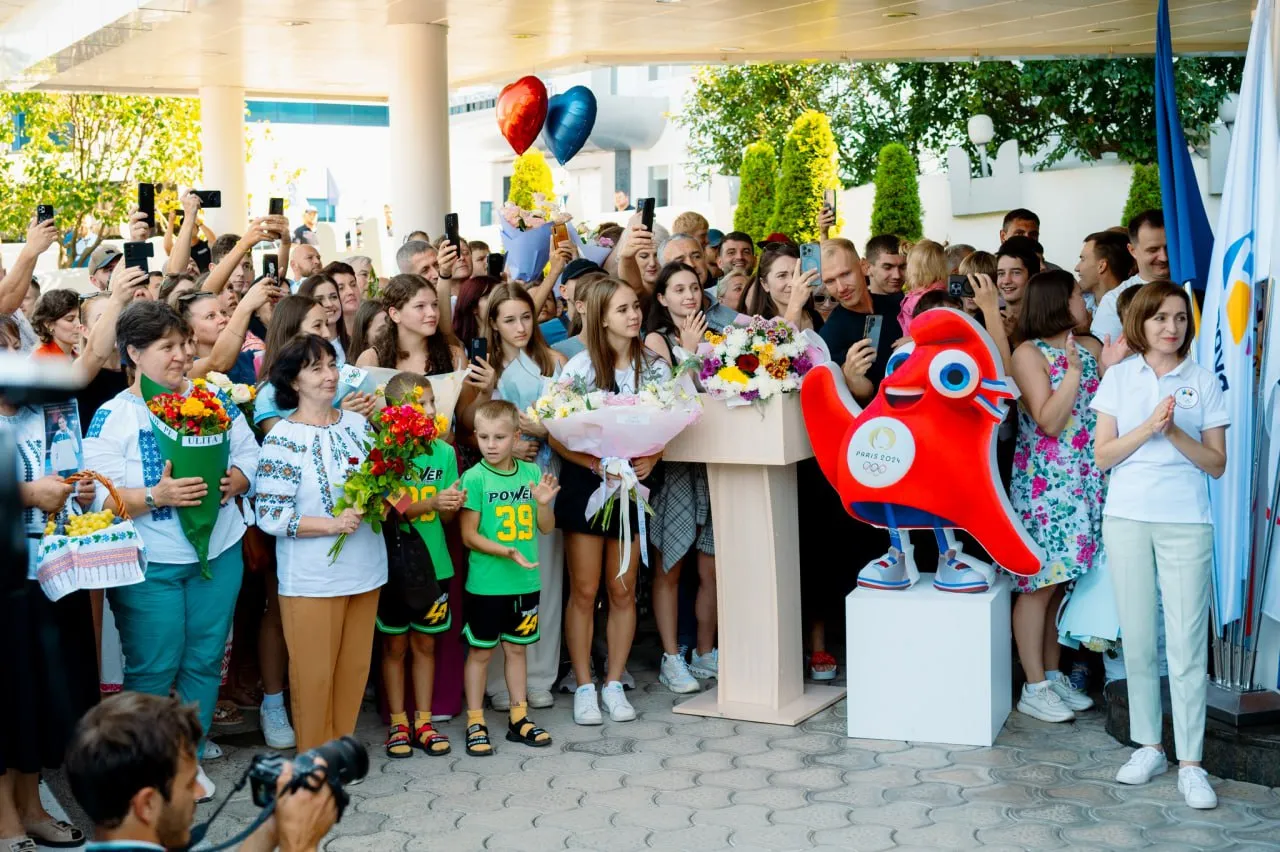 Olimpicii moldoveni au fost primiți solemn la Aeroportul Internațional Chișinău