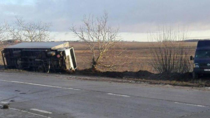 Un bărbat a murit după ce s-a răsturnat cu autocamionul într-un șanț