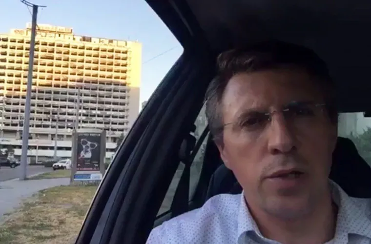 Chirtoacă, criticat din nou pentru că a circulat cu un automobil pe trotuar
