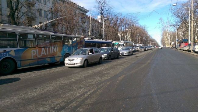 Strada Tighina şi b-dul Ştefan cel Mare, blocate de vînzătorii de la Piaţa Centrală