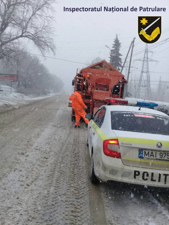 Ninge în nordul țării: Zeci de maşini şi TIR-uri, blocate