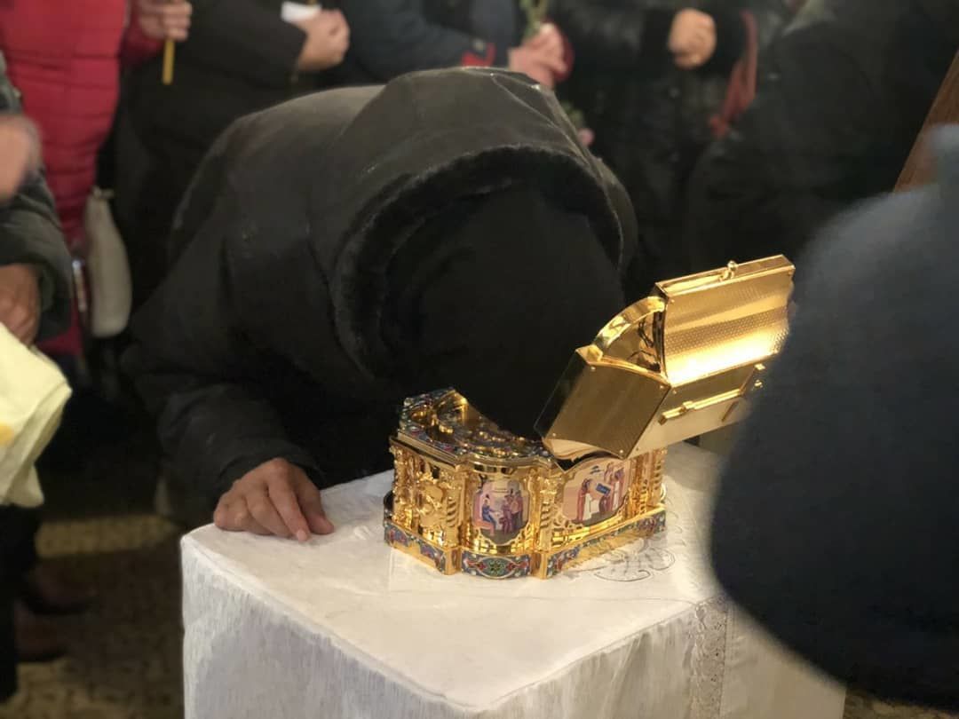 Десятки людей приходят поклониться мощам Святой Матроны Московской в Сороках