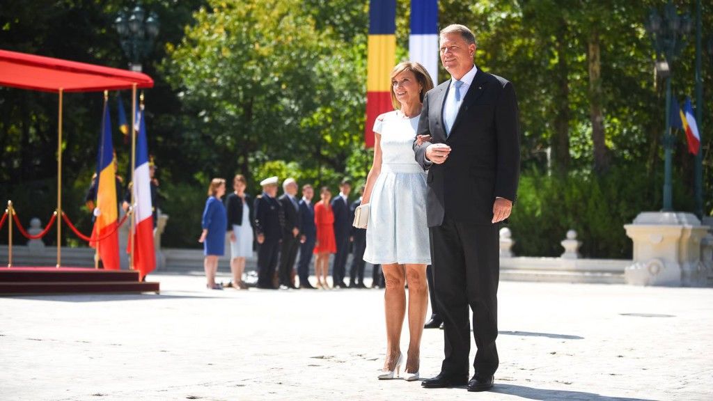 Primele Doamne ale Franței și României s-au întâlnit la București. S-au întrecut în eleganță