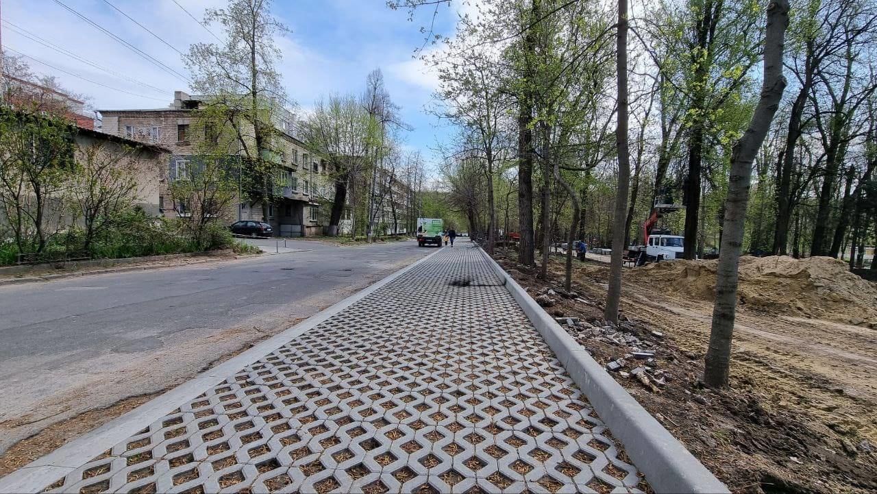 В парке на улице Думитру Рышкану началась установка уличной мебели