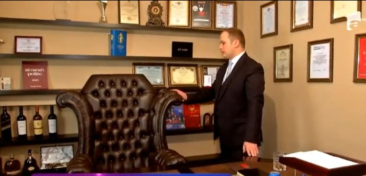 Avocatul Valerian Mînzat stă pe un fotoliu exact ca al lui Donald Trump
