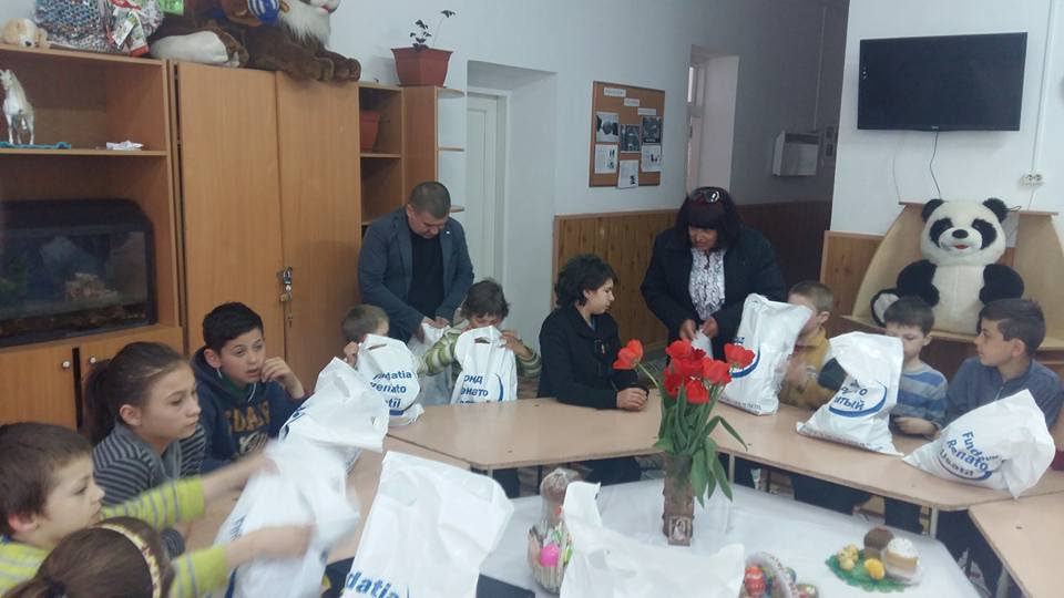Более 7000 пасхальных подарков раздали волонтеры фонда Усатого