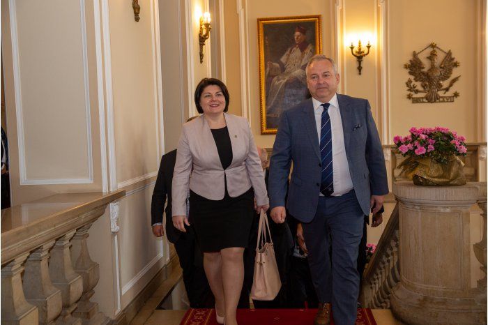 Премьер-министр Молдовы выступила в Варшаве с лекциями