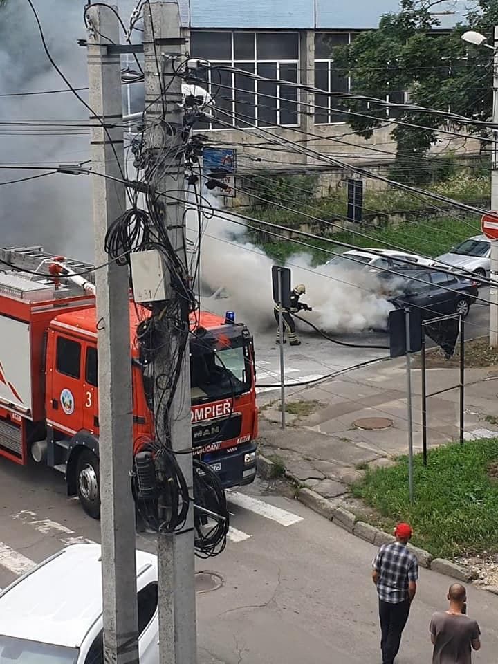 В столице загорелись два автомобиля
