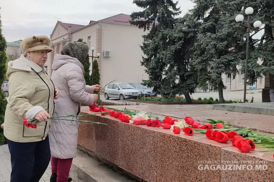 В Комрате возложили цветы к памятнику Владимира Ленина