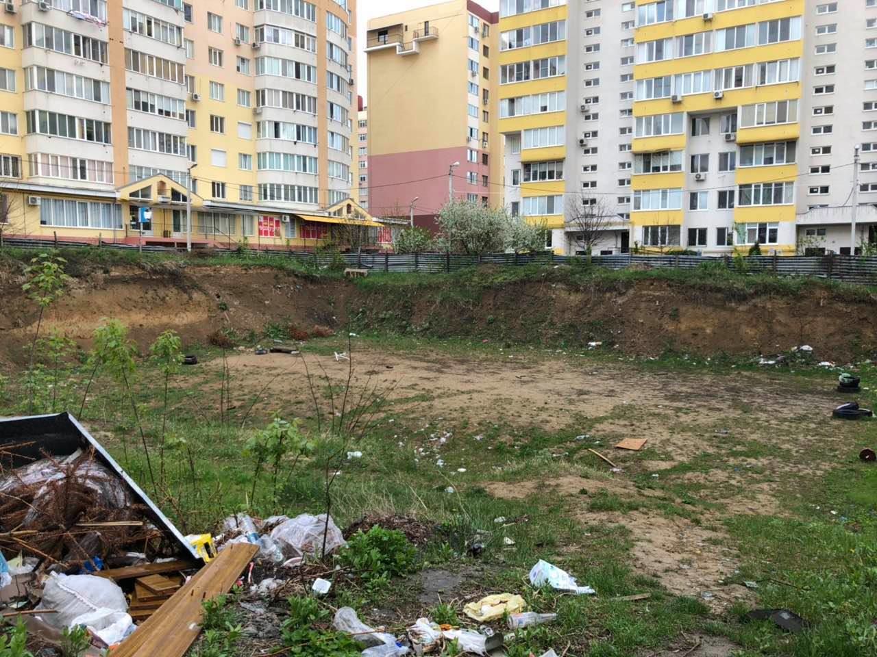 Заброшенный котлован на улице Алба-Юлия будет засыпан