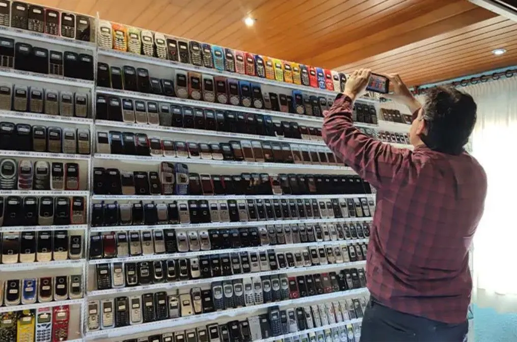 Un superfan Nokia a adunat cea mai mare colecție de telefoane din lume