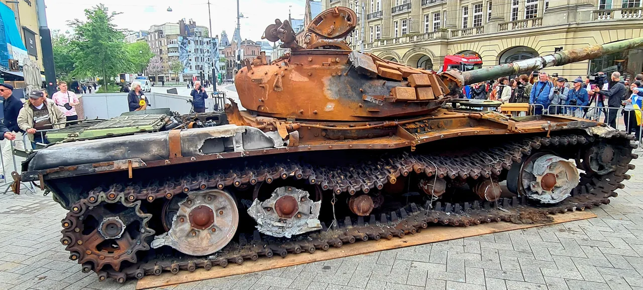 На площади в Амстердаме выставили российский Т-72, уничтоженный в Украине