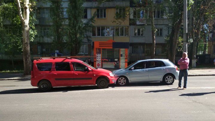 Две машины столкнулись лоб в лоб на улице Иона Крянгэ