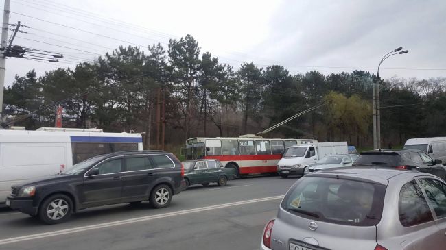 В Кишиневе из-за обрыва троллейбусных линий образовалась пробка