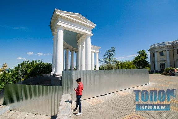 Очередную одесскую достопримечательность закрыли забором