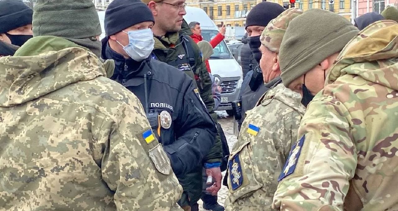 Под зданием суда в Киеве, где судят Порошенко, начались столкновения