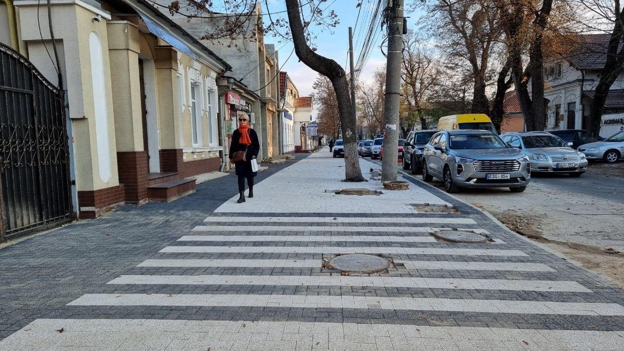Продолжается ремонт тротуаров в историческом центре столицы