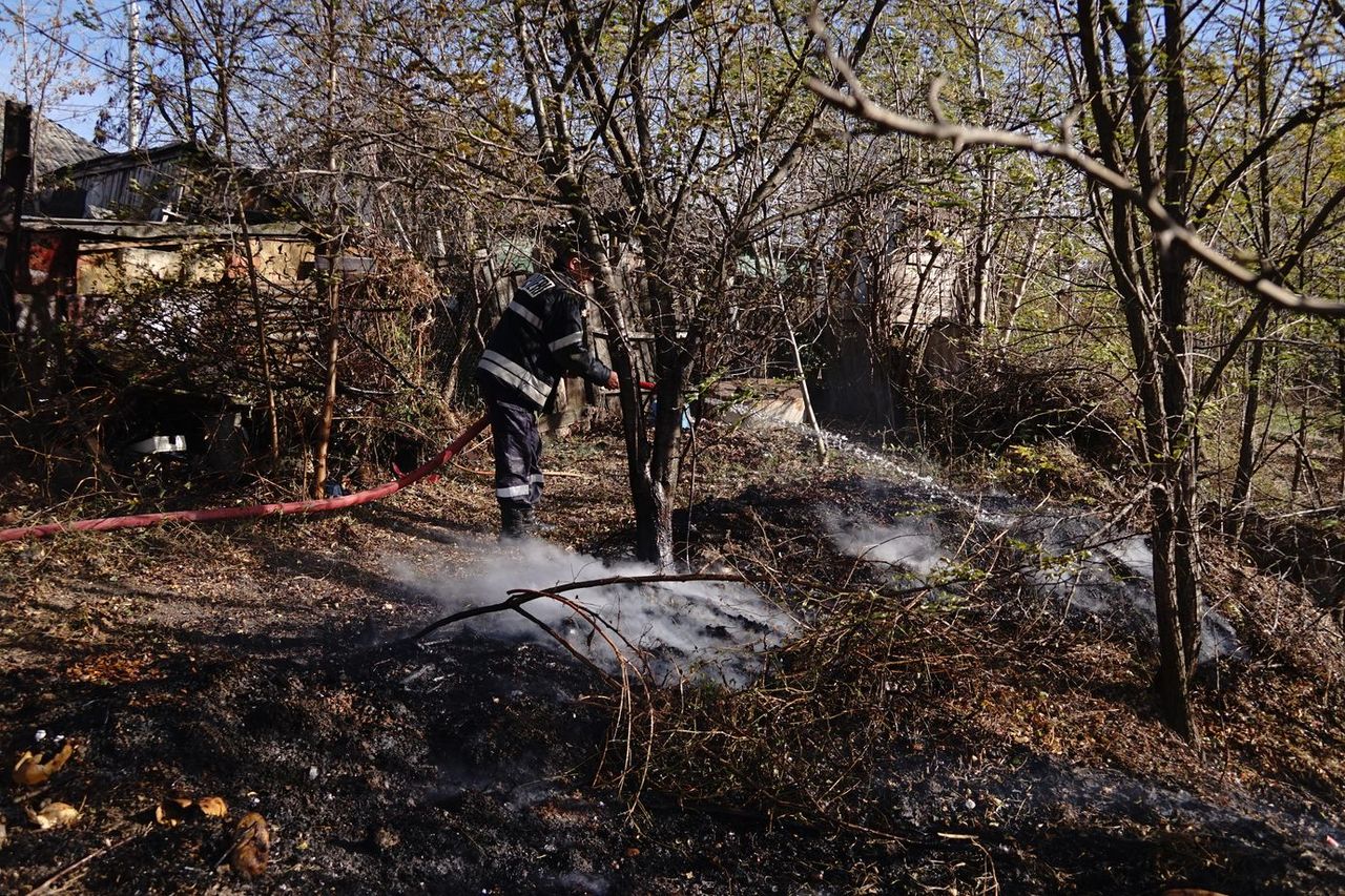 В Бельцах горит сухая растительность: пламя подобралось к домам людей