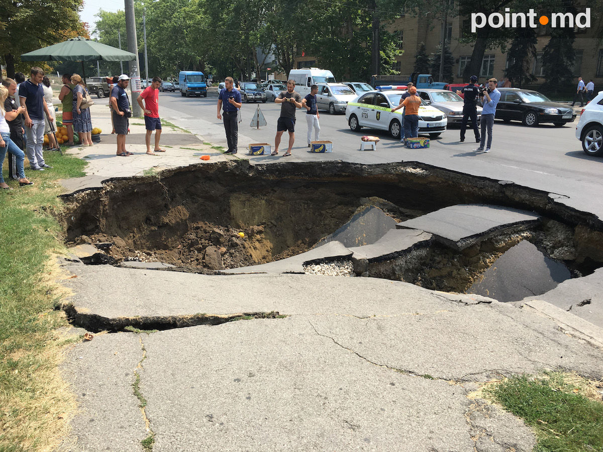 В центре Кишинева обвалился участок дороги