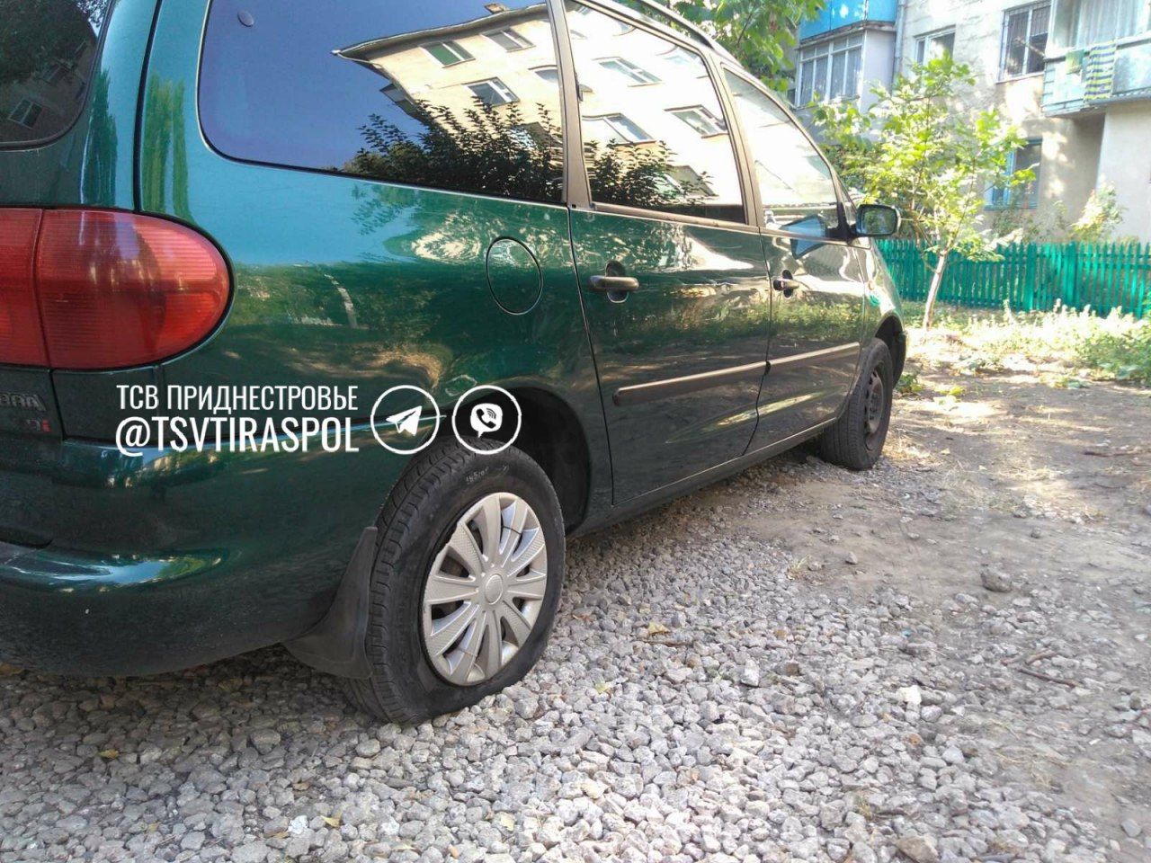В Тирасполе неизвестные порезали покрышки у 30 автомобилей